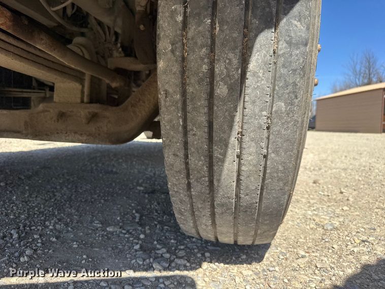 image for item ET1740 2001 Kenworth T800 semi truck