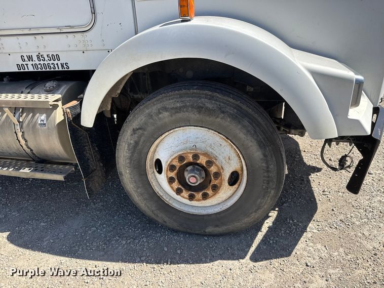 image for item ET1740 2001 Kenworth T800 semi truck