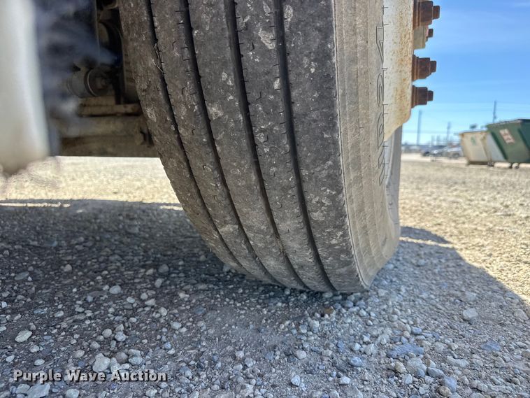 image for item ET1740 2001 Kenworth T800 semi truck