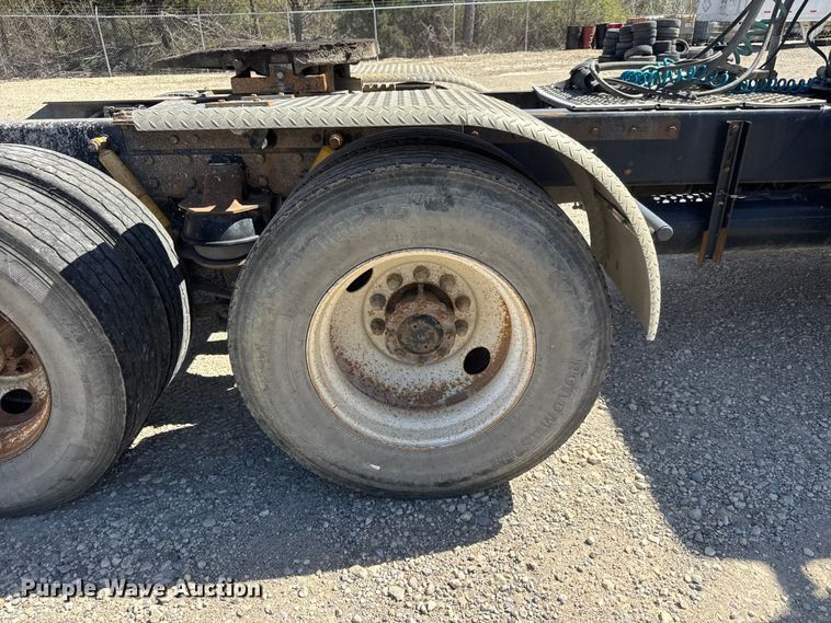 image for item ET1740 2001 Kenworth T800 semi truck