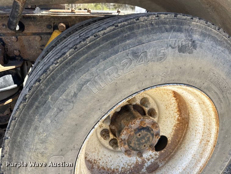 image for item ET1740 2001 Kenworth T800 semi truck