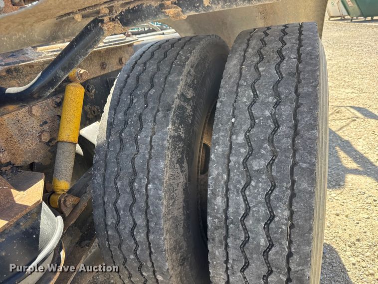 image for item ET1740 2001 Kenworth T800 semi truck