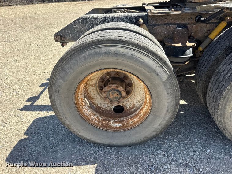 image for item ET1740 2001 Kenworth T800 semi truck