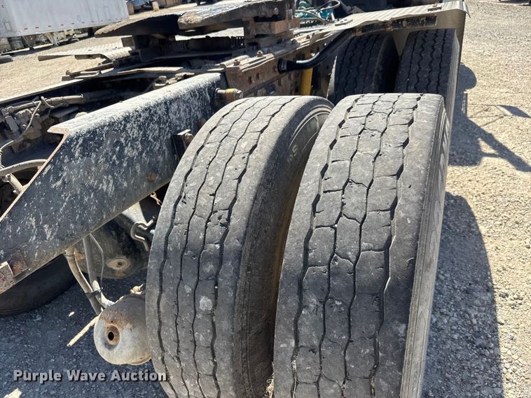 image for item ET1740 2001 Kenworth T800 semi truck