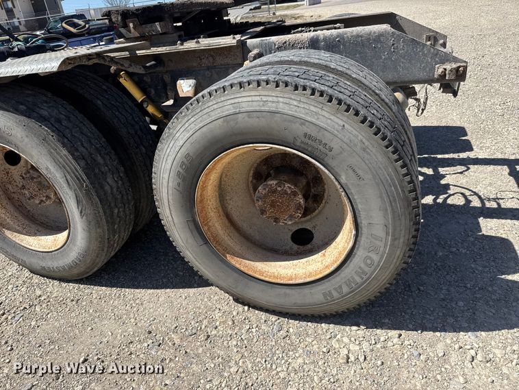 image for item ET1740 2001 Kenworth T800 semi truck