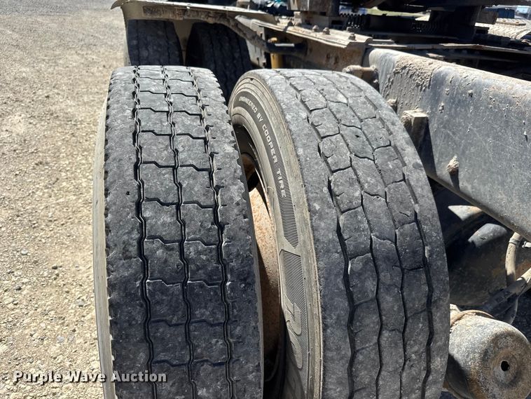 image for item ET1740 2001 Kenworth T800 semi truck