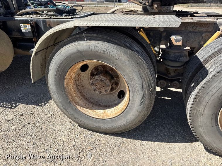 image for item ET1740 2001 Kenworth T800 semi truck