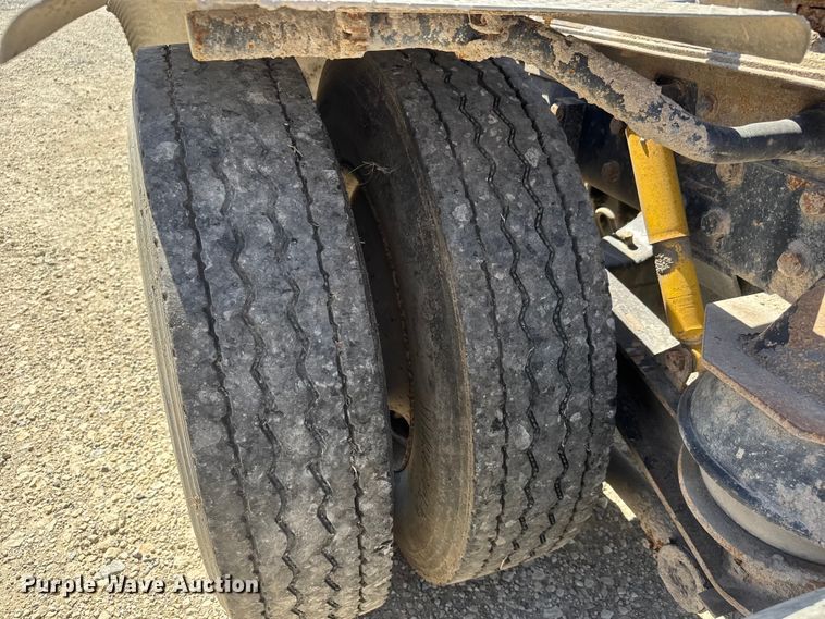 image for item ET1740 2001 Kenworth T800 semi truck