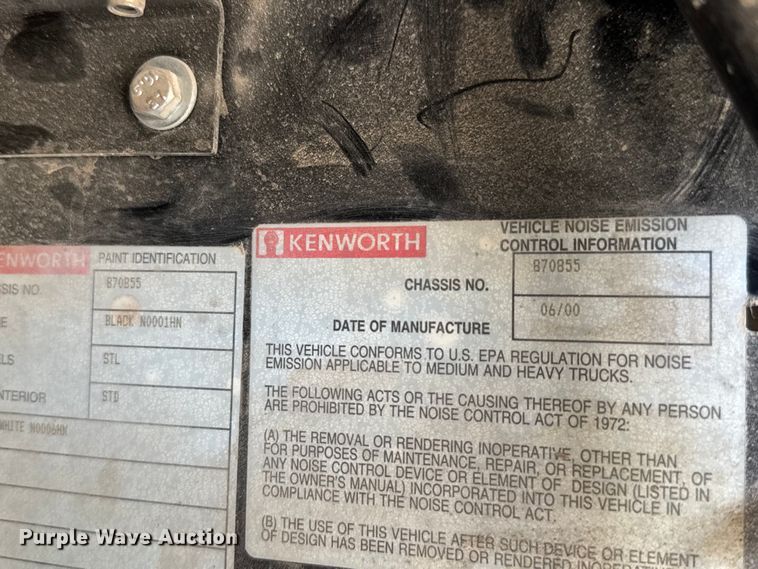 image for item ET1740 2001 Kenworth T800 semi truck