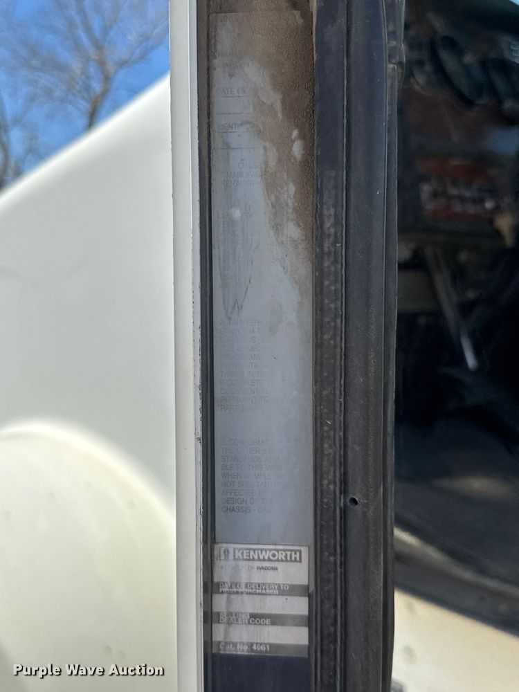 image for item ET1740 2001 Kenworth T800 semi truck