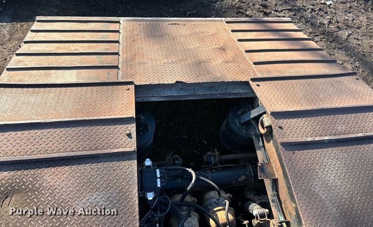 image for item ET6966 2000 Trail King equipment trailer