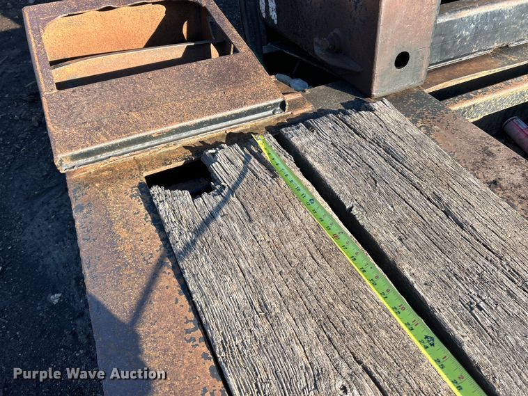 image for item ET6966 2000 Trail King equipment trailer