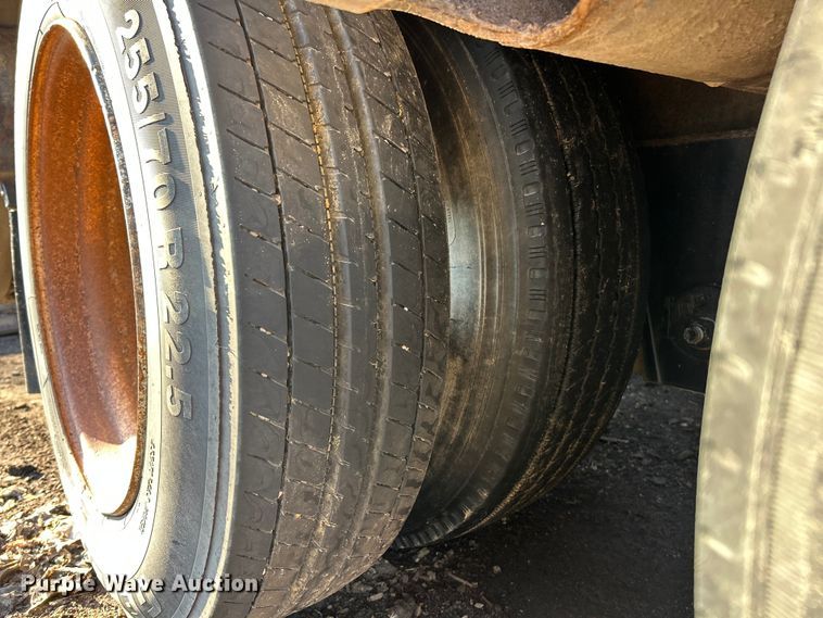 image for item ET6966 2000 Trail King equipment trailer