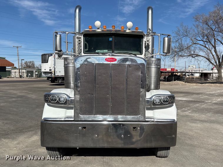 image for item EU4962 2016 Peterbilt 389 semi truck