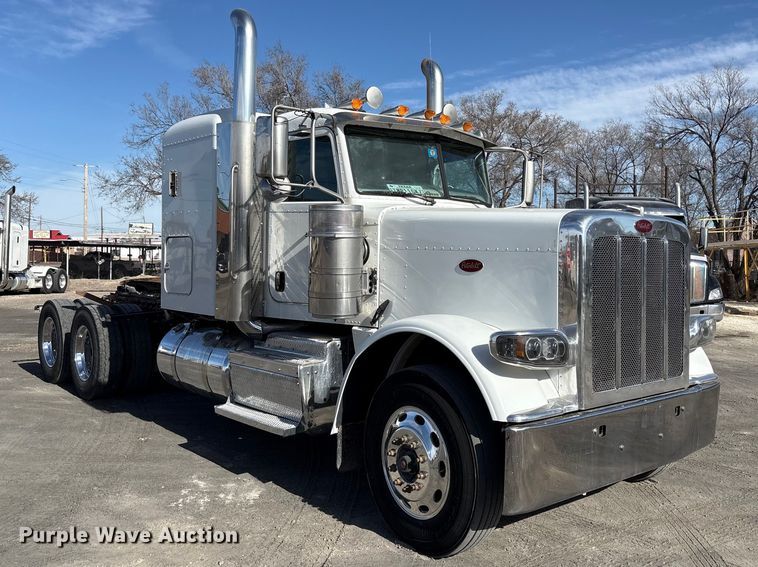 image for item EU4962 2016 Peterbilt 389 semi truck