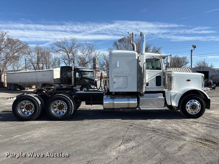 image for item EU4962 2016 Peterbilt 389 semi truck