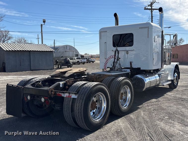 image for item EU4962 2016 Peterbilt 389 semi truck