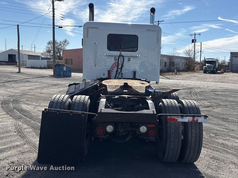 image for item EU4962 2016 Peterbilt 389 semi truck
