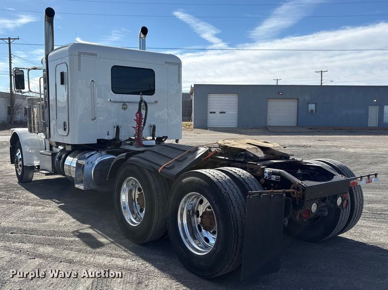 image for item EU4962 2016 Peterbilt 389 semi truck