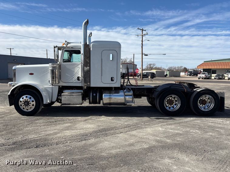 image for item EU4962 2016 Peterbilt 389 semi truck