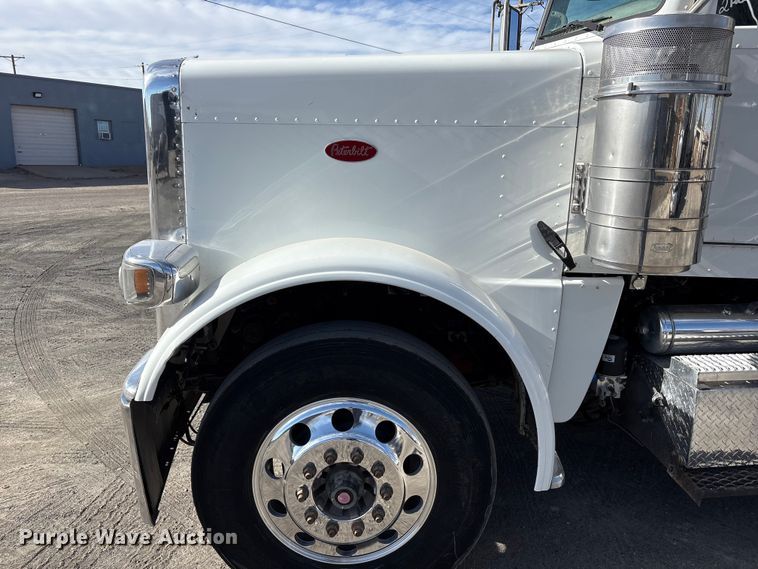 image for item EU4962 2016 Peterbilt 389 semi truck