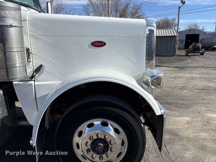 image for item EU4962 2016 Peterbilt 389 semi truck