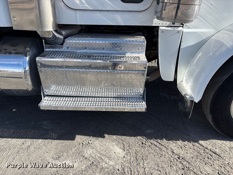 image for item EU4962 2016 Peterbilt 389 semi truck