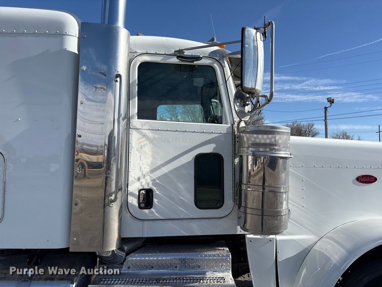 image for item EU4962 2016 Peterbilt 389 semi truck