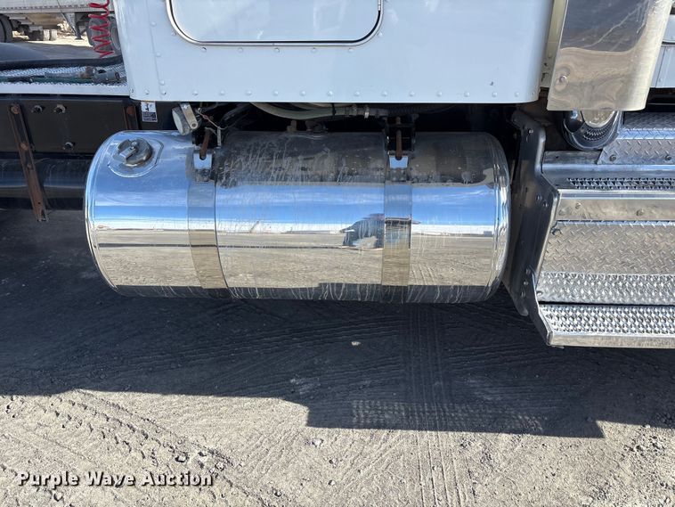 image for item EU4962 2016 Peterbilt 389 semi truck