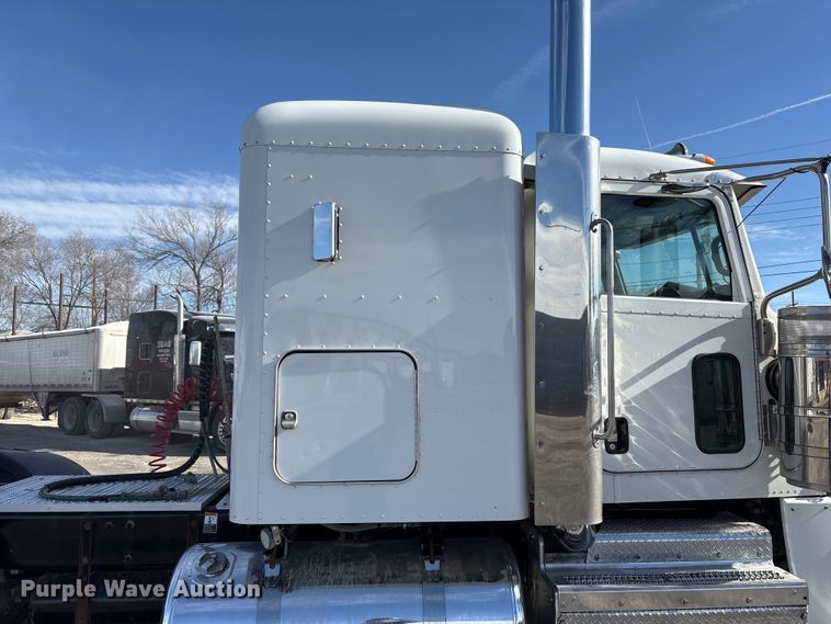 image for item EU4962 2016 Peterbilt 389 semi truck
