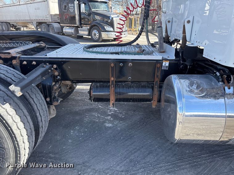 image for item EU4962 2016 Peterbilt 389 semi truck