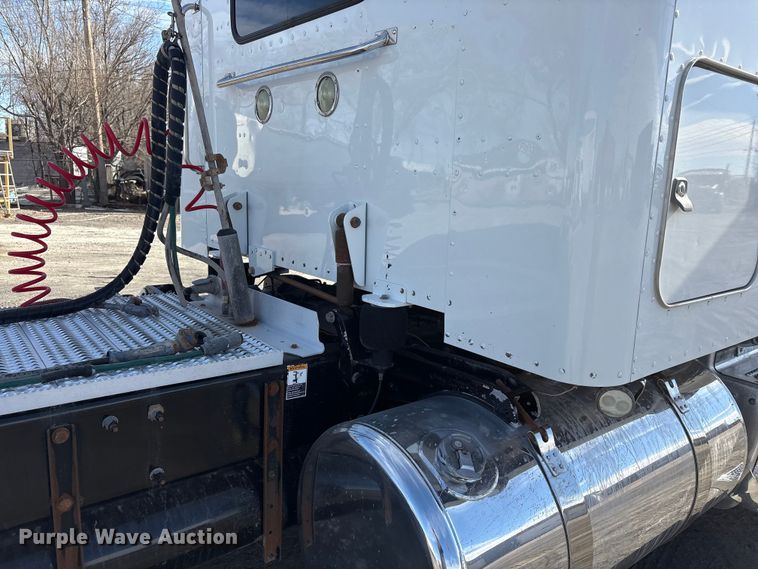 image for item EU4962 2016 Peterbilt 389 semi truck