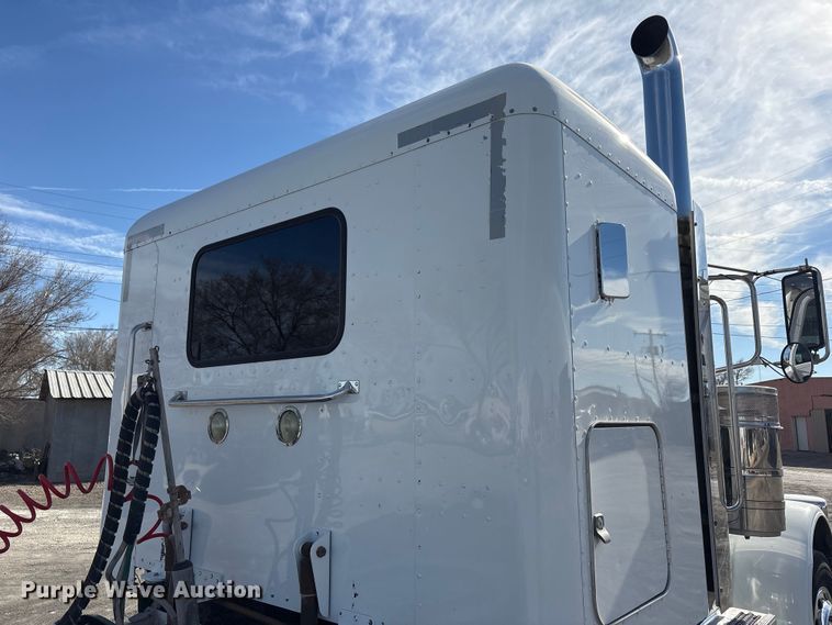 image for item EU4962 2016 Peterbilt 389 semi truck