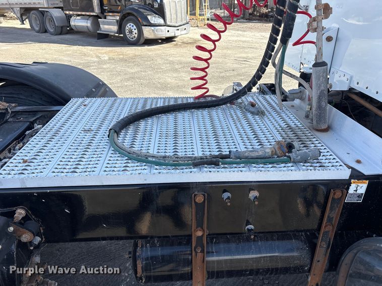 image for item EU4962 2016 Peterbilt 389 semi truck