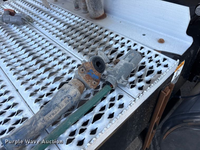 image for item EU4962 2016 Peterbilt 389 semi truck