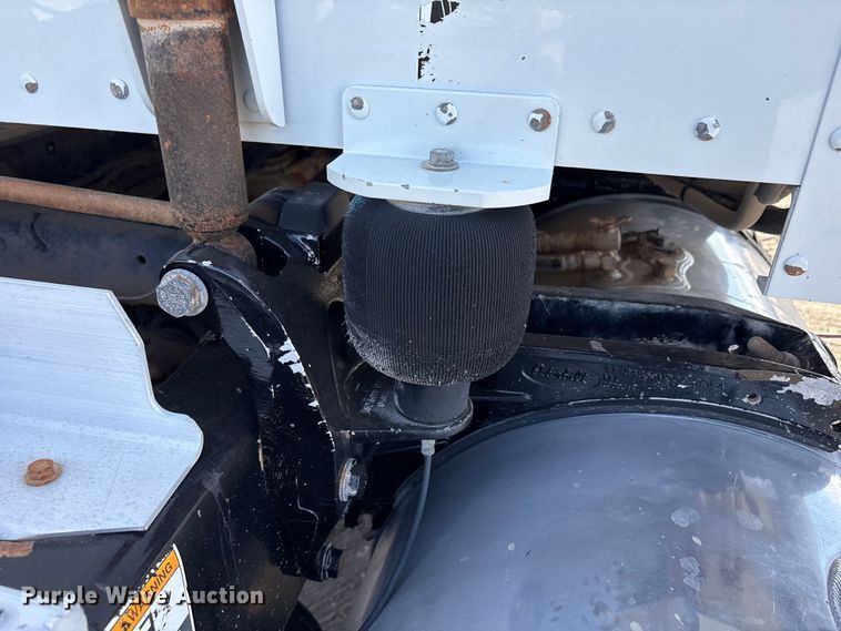 image for item EU4962 2016 Peterbilt 389 semi truck