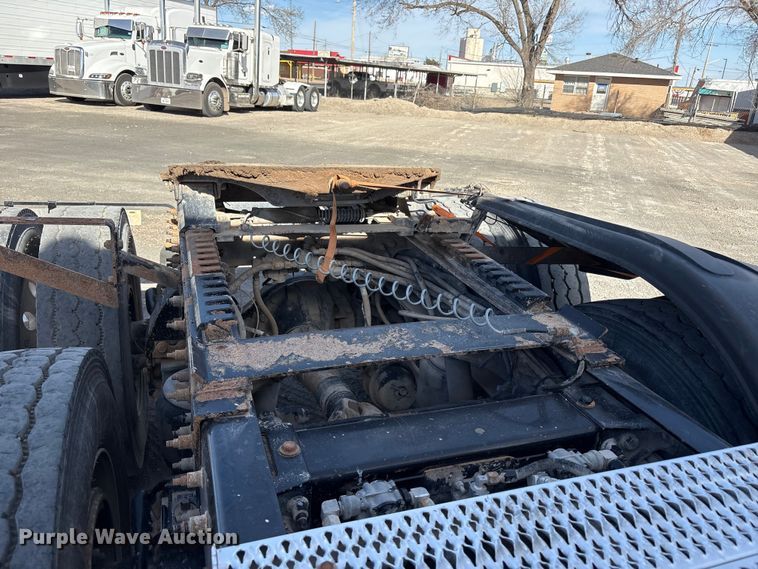 image for item EU4962 2016 Peterbilt 389 semi truck