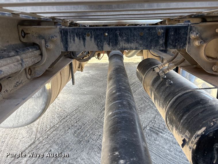 image for item EU4962 2016 Peterbilt 389 semi truck