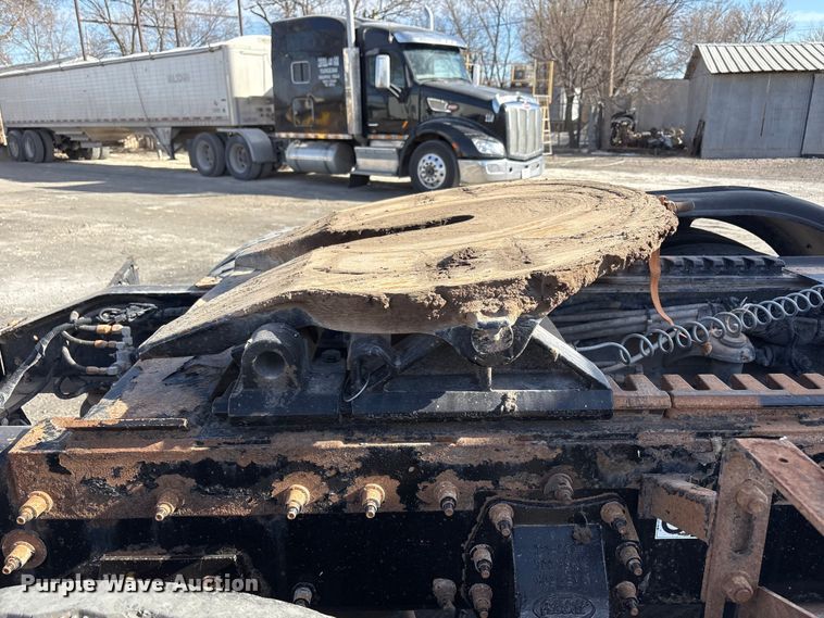 image for item EU4962 2016 Peterbilt 389 semi truck