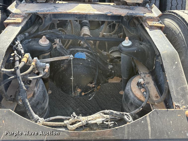 image for item EU4962 2016 Peterbilt 389 semi truck