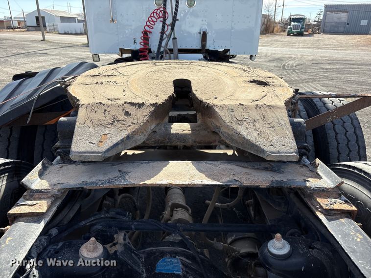 image for item EU4962 2016 Peterbilt 389 semi truck