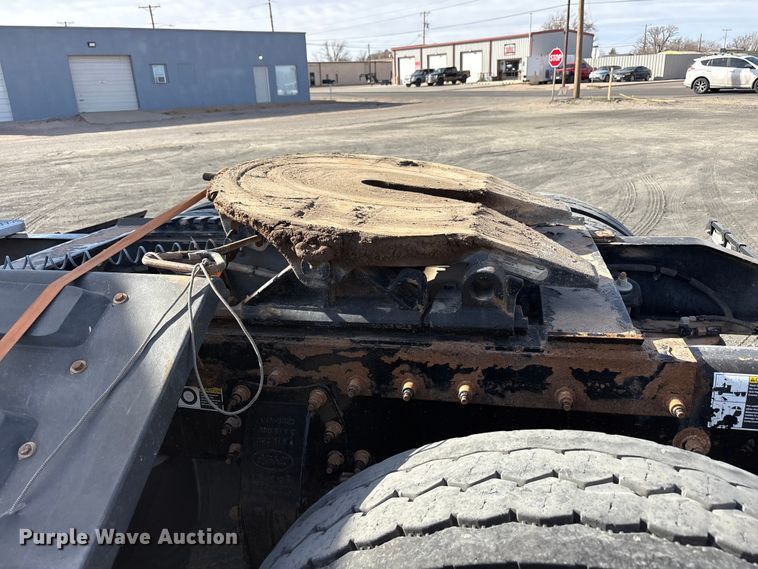 image for item EU4962 2016 Peterbilt 389 semi truck