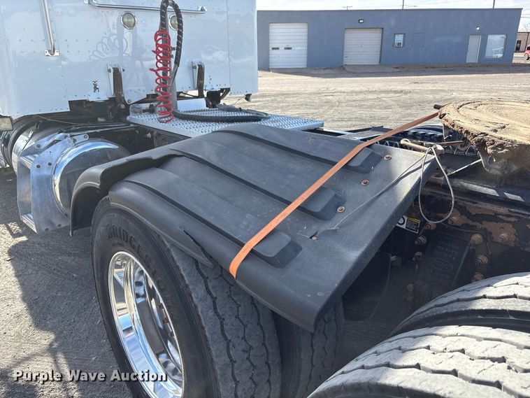 image for item EU4962 2016 Peterbilt 389 semi truck