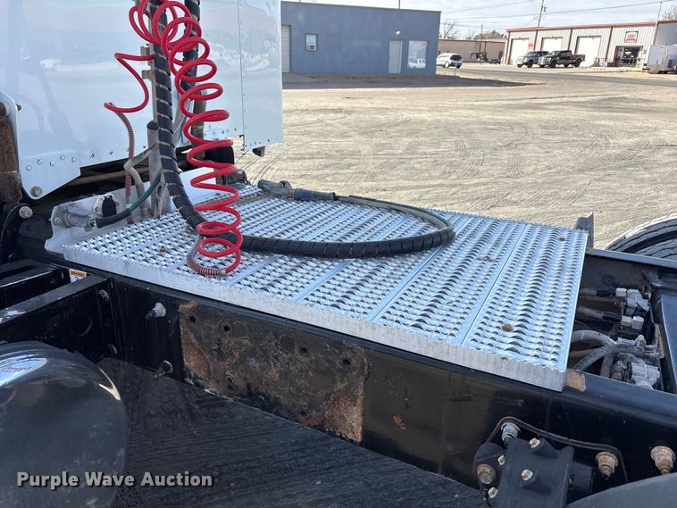 image for item EU4962 2016 Peterbilt 389 semi truck