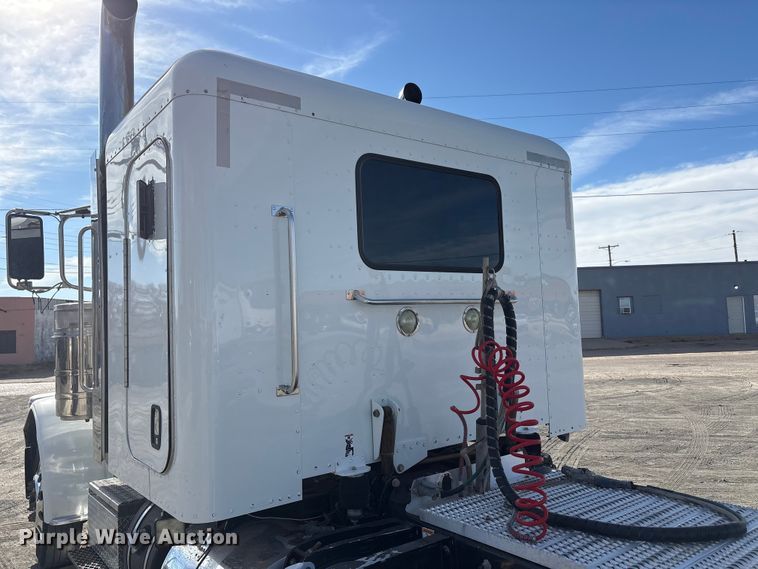 image for item EU4962 2016 Peterbilt 389 semi truck