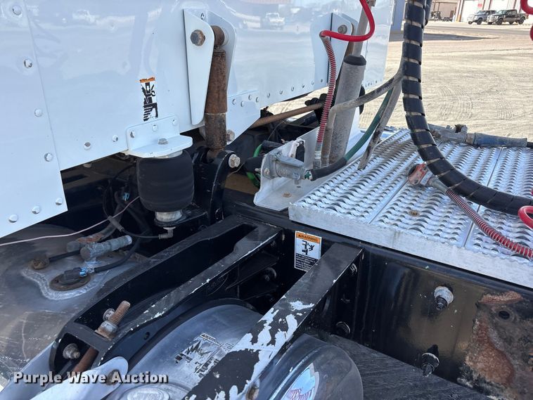 image for item EU4962 2016 Peterbilt 389 semi truck