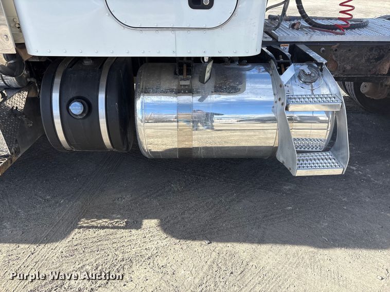 image for item EU4962 2016 Peterbilt 389 semi truck