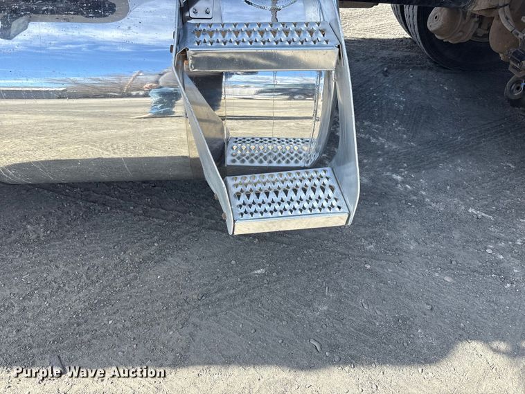 image for item EU4962 2016 Peterbilt 389 semi truck