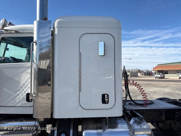 image for item EU4962 2016 Peterbilt 389 semi truck