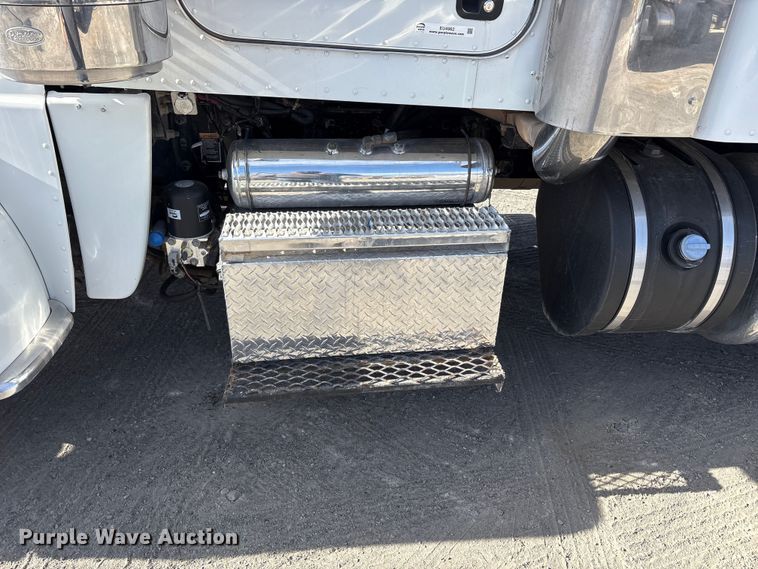 image for item EU4962 2016 Peterbilt 389 semi truck